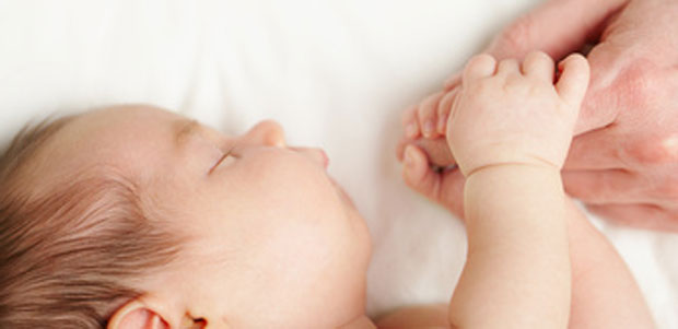 Conheça o estado emocional do bebé através da posição das mãos