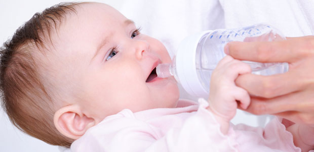 Quando é que os bebés começam a beber água?