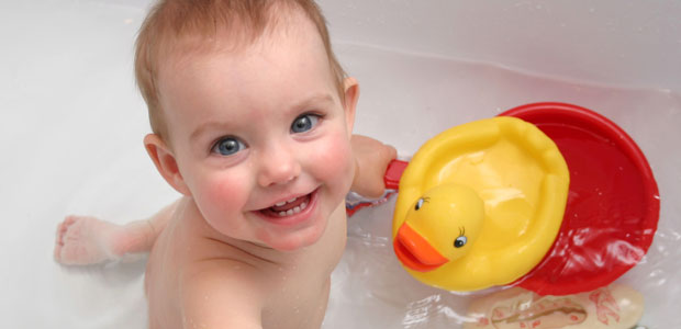 Afinal, com que frequência deve a criança tomar banho?