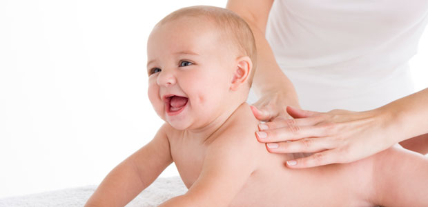 Os benefícios da massagem ao bebé