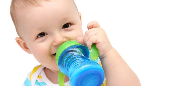 Como ensinar o bebé a usar o copo?