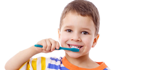 Até quando devem os pais escovar os dentes dos filhos?
