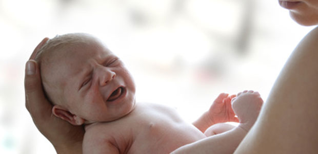 Mães demoram 5 segundos a reagir ao choro do bebé, diz estudo
