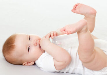 Competências do bebé: rolar, sentar, gatinhar e andar