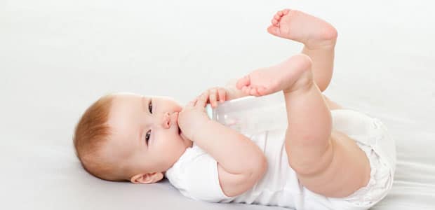 Competências do bebé: rolar, sentar, gatinhar e andar