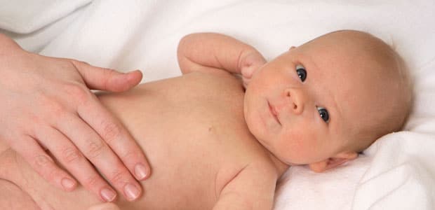 ​Massagem para estimular o trânsito intestinal do bebé