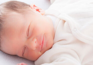 Deixar o bebé chorar melhora a qualidade do sono, diz estudo