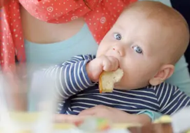 O cocó do bebé muda com os alimentos sólidos?