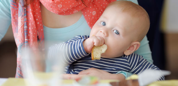 O cocó do bebé muda com os alimentos sólidos?