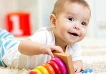 Tummy time: quais os benefícios para o bebé?