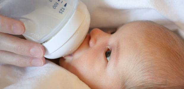 Como amamentar um bebé com fenilcetonúria