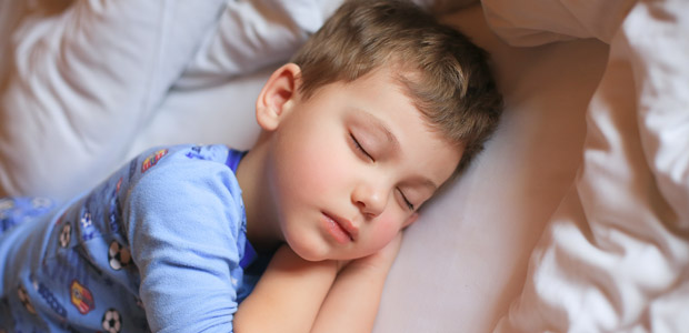 Como podemos ajudar o nosso filho de 2 anos a dormir sozinho na