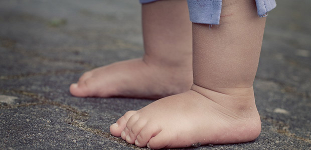 Sabe quais são os cuidados que deve ter com os pés das crianças?