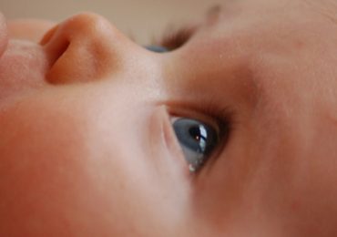 Acne infantil: causas, cuidados e tratamento