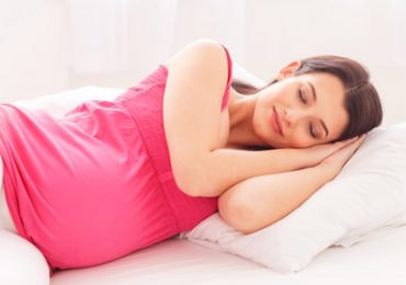 Dormir de lado na gravidez é mais seguro para o bebé, diz estudo