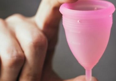 Copo menstrual: como colocar, tirar e limpar