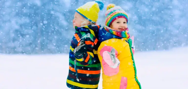 Roupa para a neve: como vestir as crianças na neve