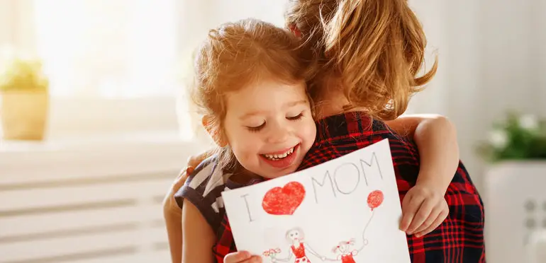 Mães carinhosas criam filhos mais saudáveis e felizes