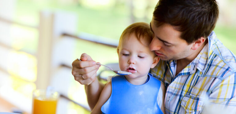 92% dos pais querem ter um papel ativo na alimentação dos bebés, segundo estudo realizado pela Philips Avent