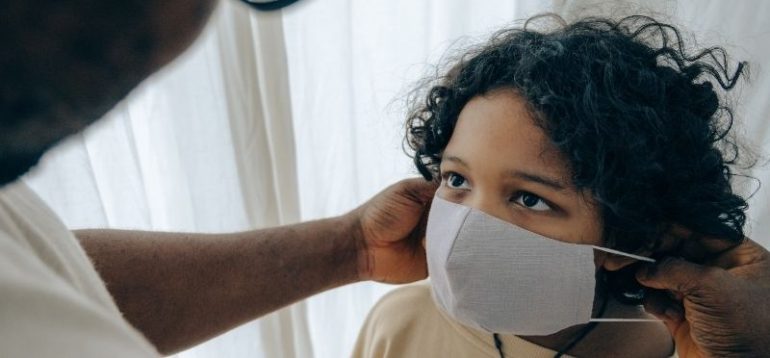 Nova estirpe do coronavírus mais contagiosa em crianças