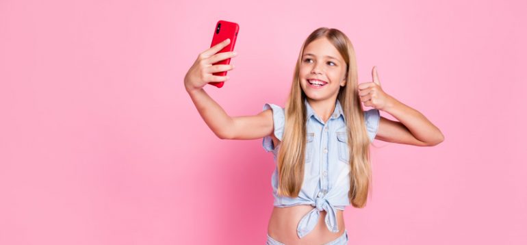 Crianças com regras no telemóvel dormem melhor e têm melhor desempenho escolar, revela estudo