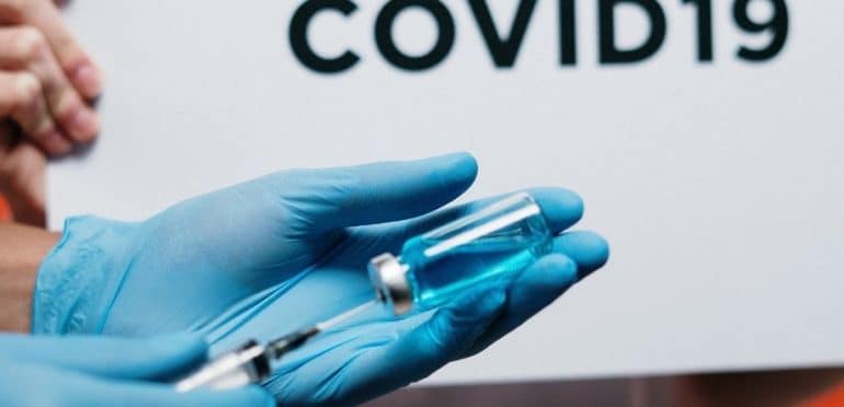 Oxford suspende ensaios da vacina AstraZeneca em crianças