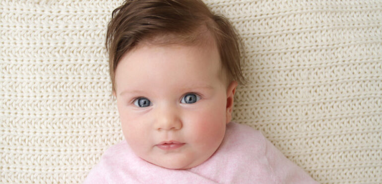 Porque é que a maioria dos bebés nasce com olhos cinzentos?