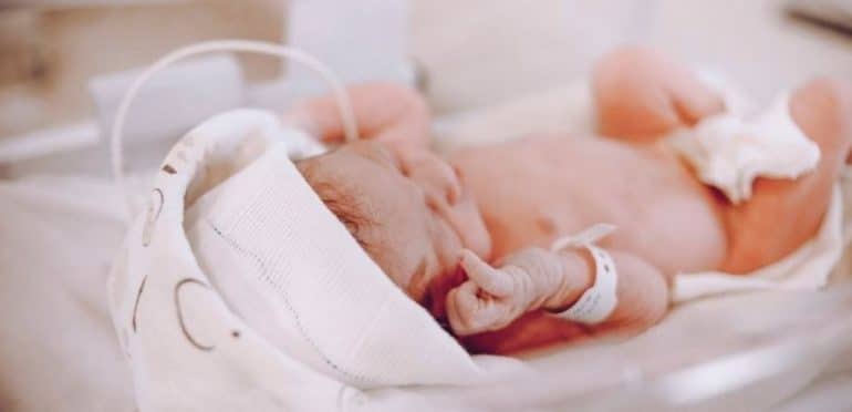Um dos onze bebés internados no Santa Maria está infetado com bactéria multirresistente