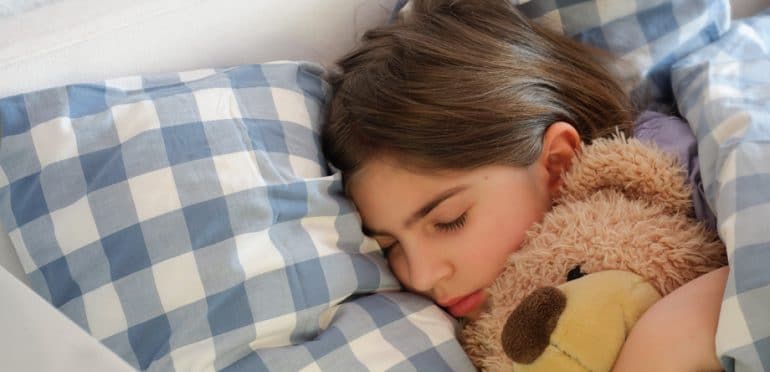 Crianças que dormem pouco podem sofrer danos permanentes nas funções cognitivas