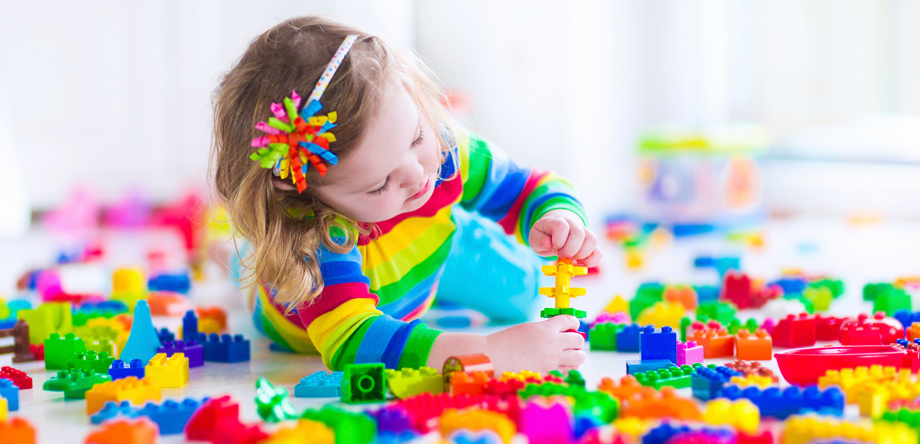 menina-a-brincar-legos