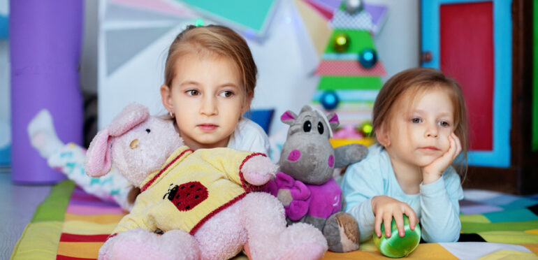 Brincar com bonecas desenvolve empatia e competências sociais das crianças