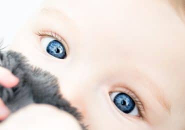 Porque quase todos os bebés nascem com olhos cinzentos?