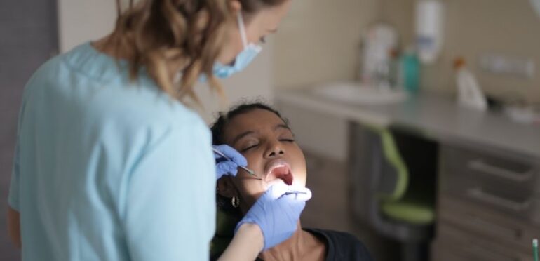 Programa cheque-dentista alargado a alunos do setor privado