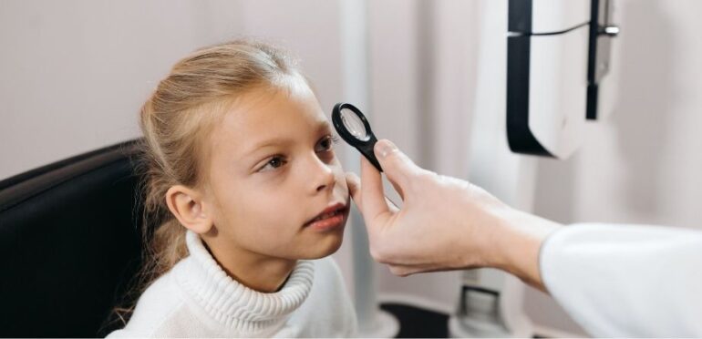 Falta de exposição à luz natural aumenta casos de miopia em crianças