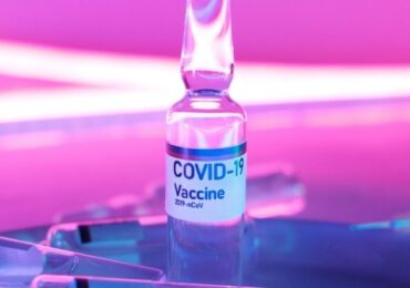 Covid-19: spray nasal a ser testado para substituir a vacina, em crianças