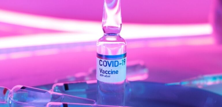 Covid-19: spray nasal a ser testado para substituir a vacina, em crianças