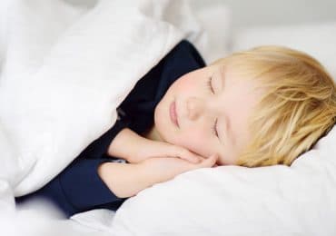 Estudo revela que uso de cobertores pesados ajuda crianças hiperativas a dormir melhor