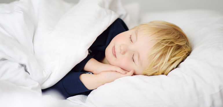 Estudo revela que uso de cobertores pesados ajuda crianças hiperativas a dormir melhor