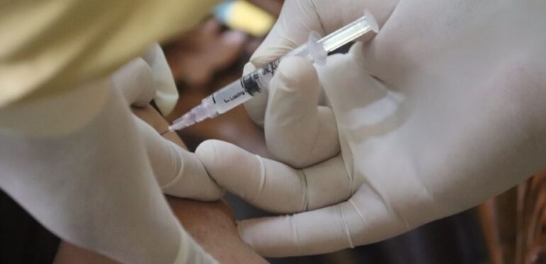 Mãe esconde filha para evitar vacinação contra a Covid-19