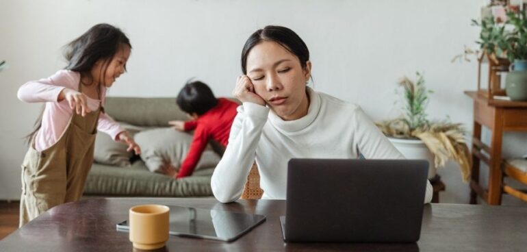 Burnout parental: a síndrome que a pandemia agravou