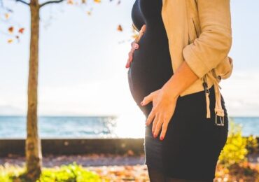 Em 2022 foram dispensadas, por dia, três trabalhadoras grávidas e mães recentes