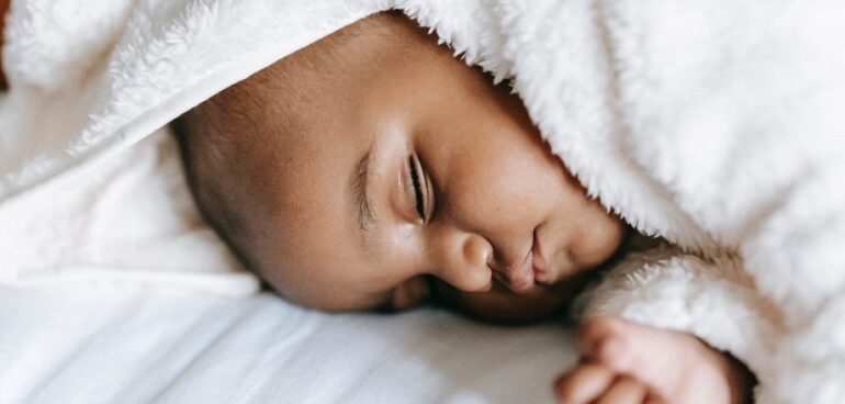 O seu bebé está com hábitos de sono estranhos? Saiba o que é a regressão do sono