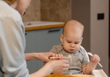 Mais de metade dos alimentos para crianças não cumprem critérios da OMS