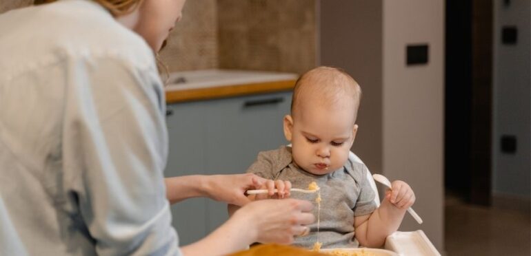 Mais de metade dos alimentos para crianças não cumprem critérios da OMS