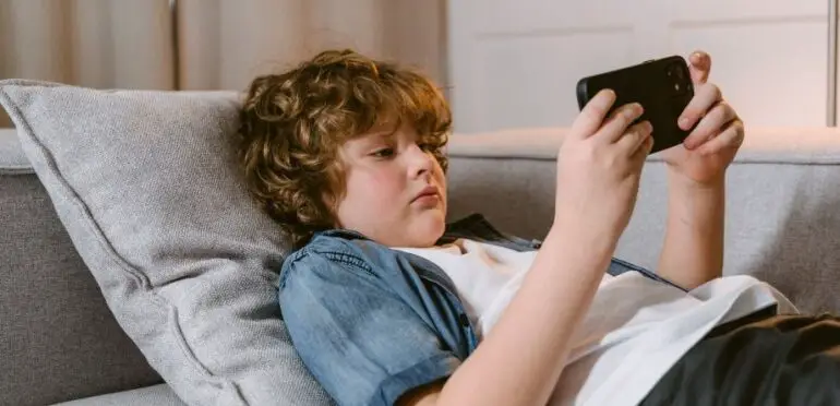 95% das crianças já têm smartphone aos 10 anos de idade