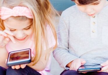 Os ecrãs que tiram tempo para brincar e afetam as relações entre pais e filhos