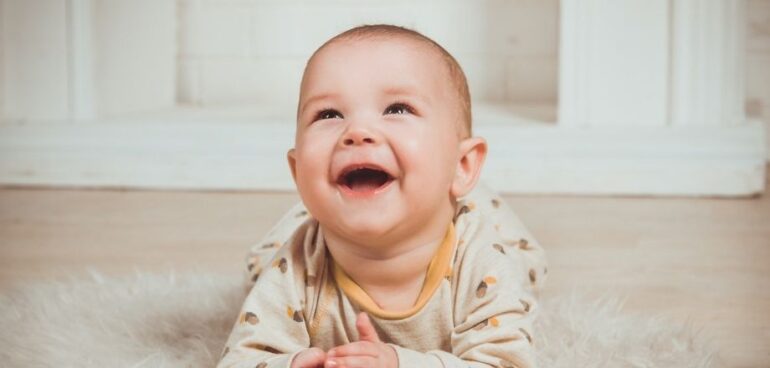 O poder do sorriso e dos afetos positivos para o desenvolvimento do bebé