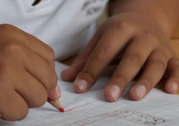 Crianças com contacto positivo na escola não ficam em isolamento