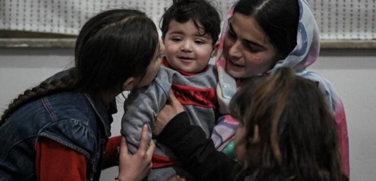 Bebé afegão regressa à família depois de se perder durante a evacuação em agosto