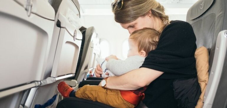 Viajar com bebés de avião… Sim, não? Tudo o que precisa de saber